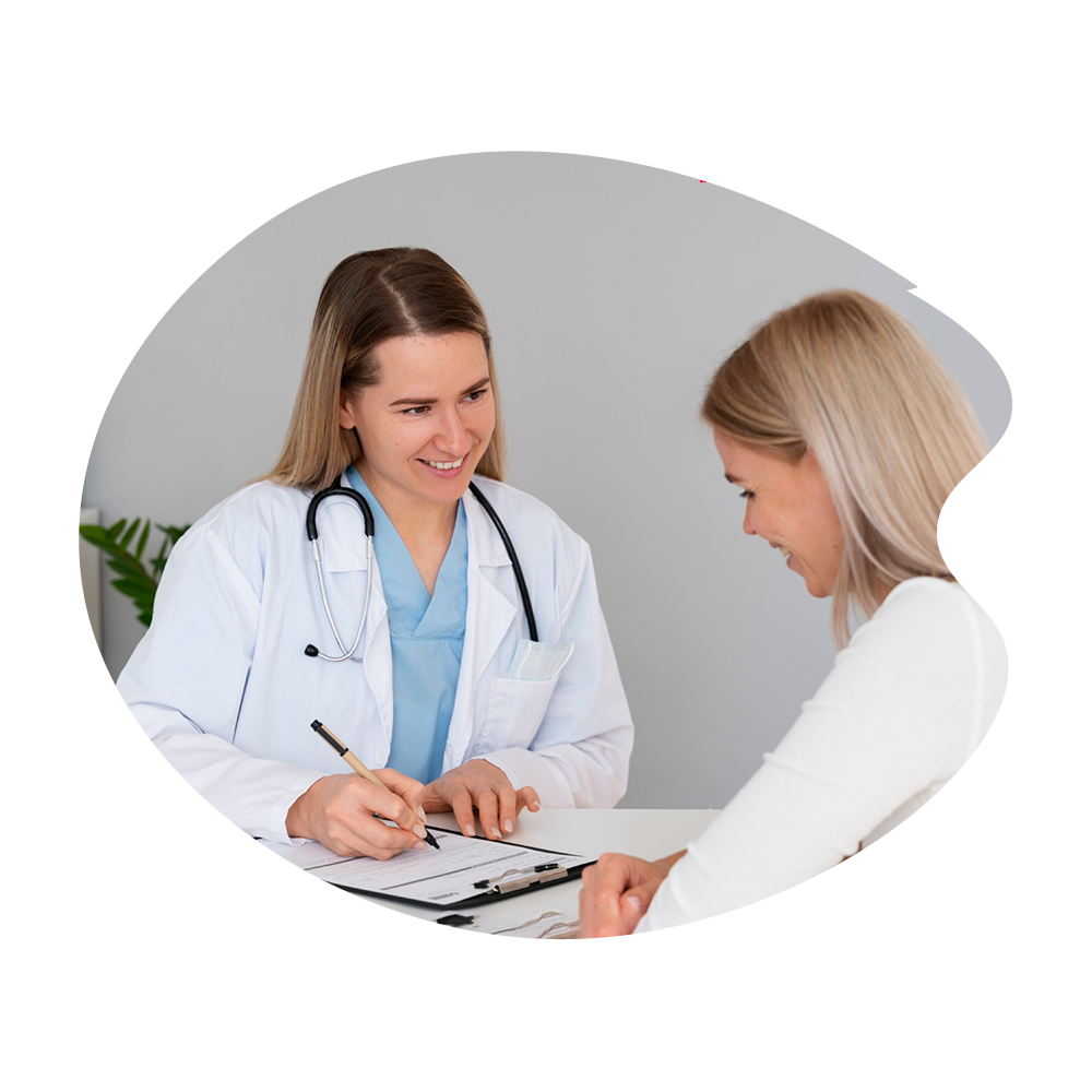 خانم دکتر در حال مشاوره با بیمار با فضایی آرام برای ویزیت طب سنتی